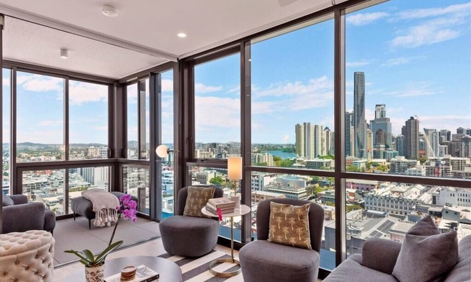 Fortitude Valley Apartment | Utopia Suites Luxe Sky Home/Sensational Views 2B/2Bath/Park