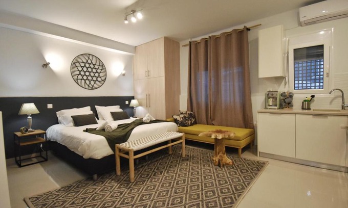 Anafiotika Apartment | Window to.Acropolis!