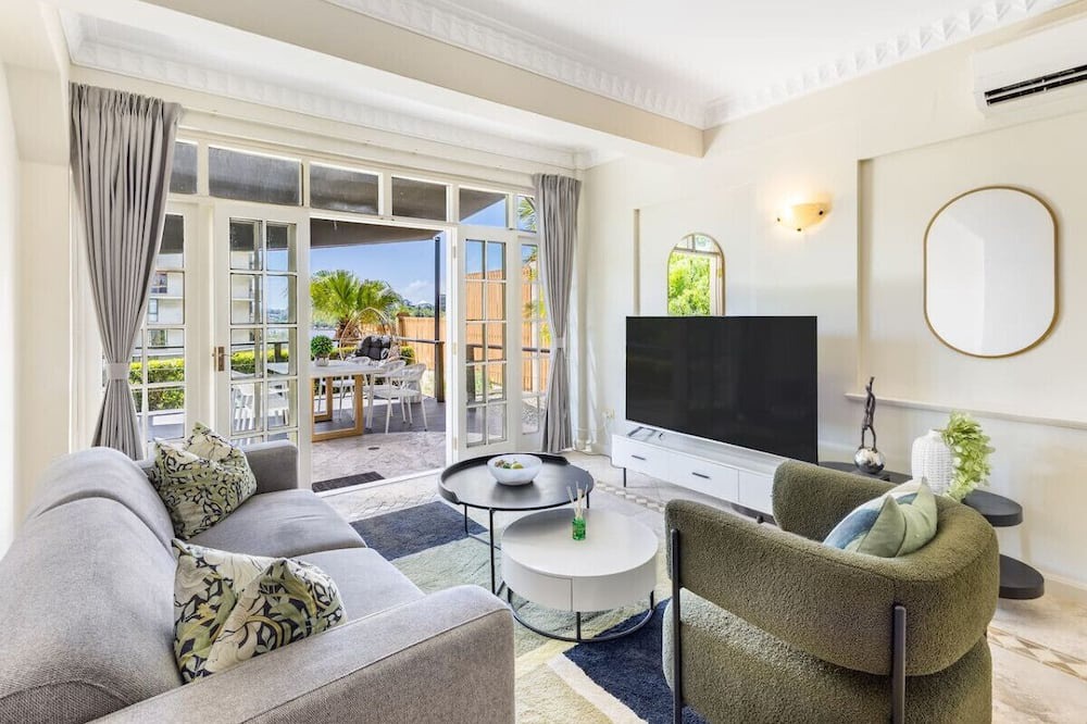 South Brisbane Apartment | European Château/riverside view backyard/2 carpark
