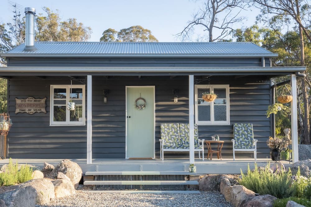 Pozieres Cottage | Relaxing Cottage adjacent to Donnellys Castle Dog-friendly! Close to Stanthorpe