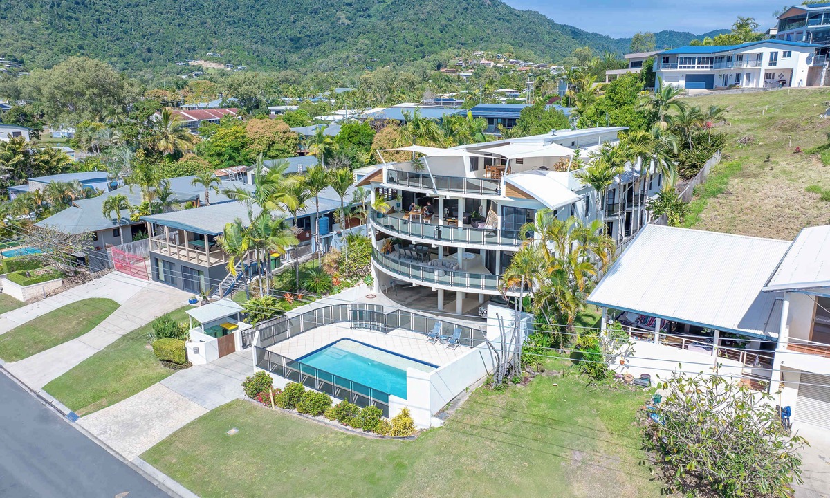 Cannonvale Apartment | Whitsunday Escape - Beachfront Penthouse with Pool
