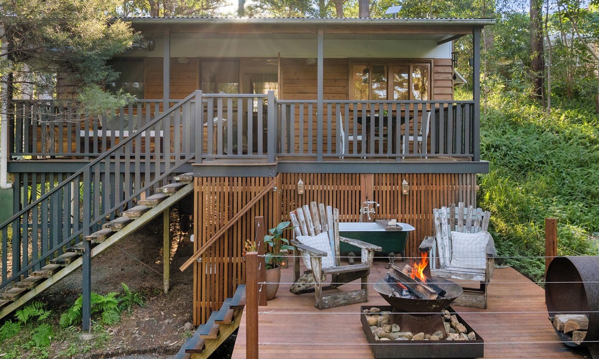 Doonan Cabin | Rustic Cabin. Outdoor Bath. Pet Friendly.