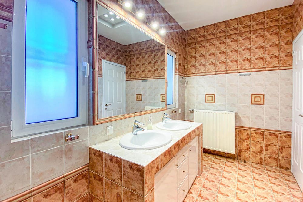 Photo of Bathroom in Lokroi