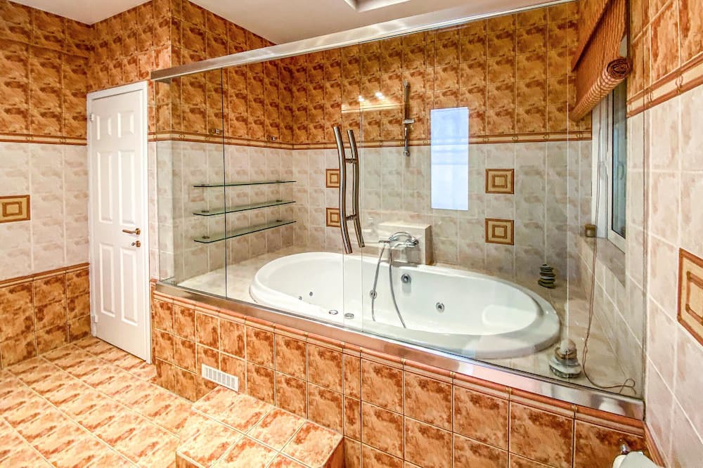 Photo of Bathroom in Lokroi