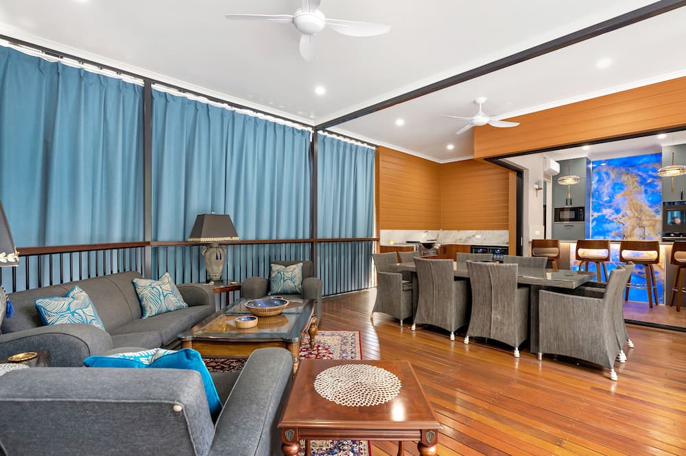Photo of Livingroom in Bayview Heights