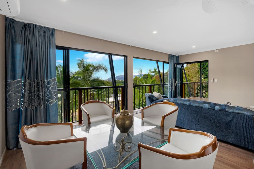 Photo of Livingroom in Bayview Heights