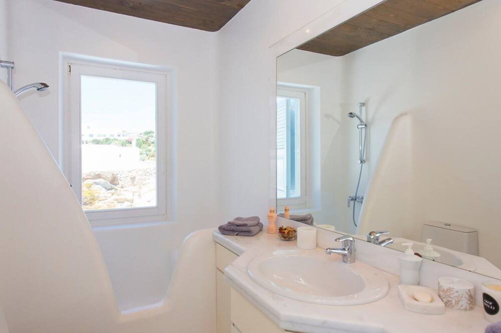 Photo of Bathroom in Glastros