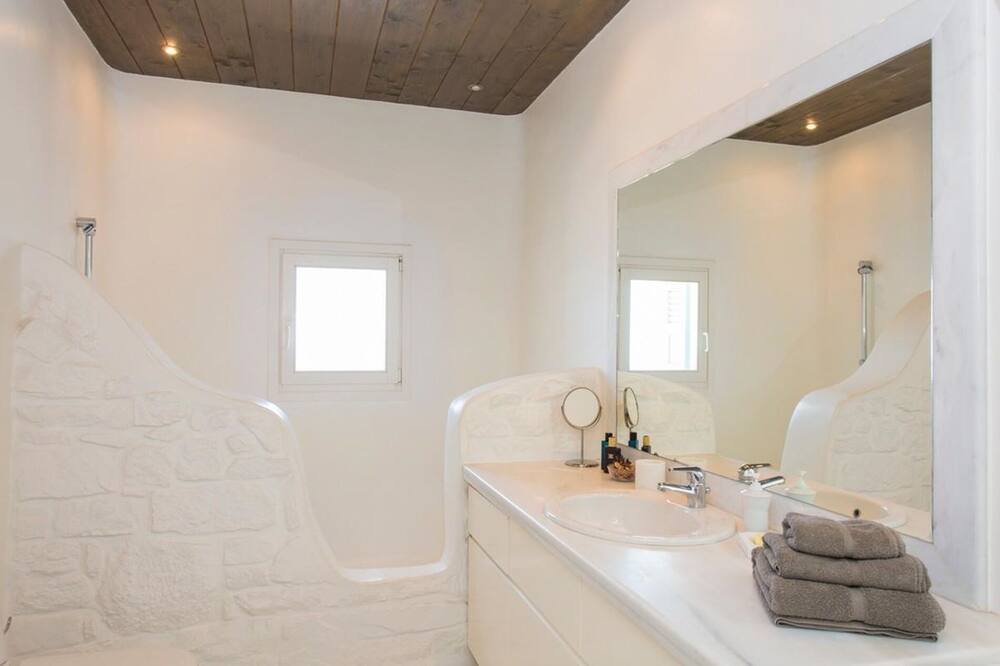 Photo of Bathroom in Glastros