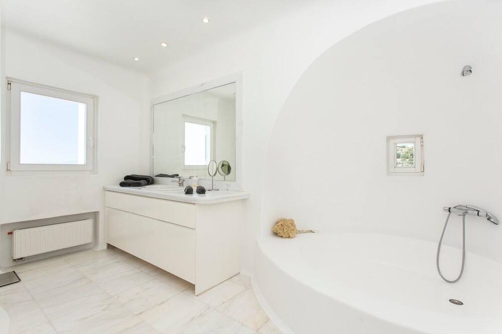 Photo of Bathroom in Glastros