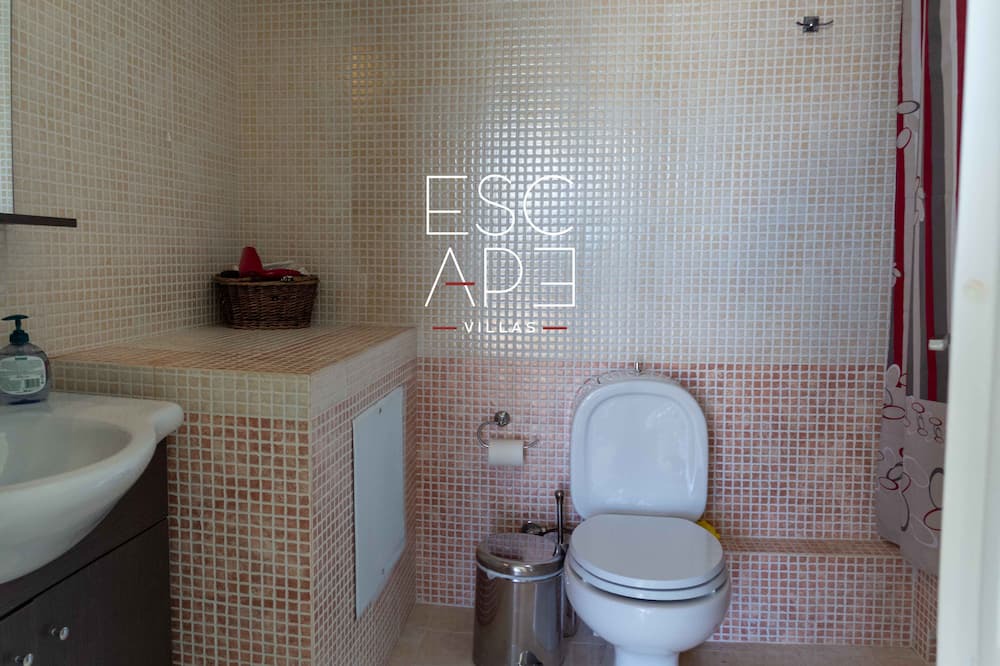 Photo of Bathroom in Plepi