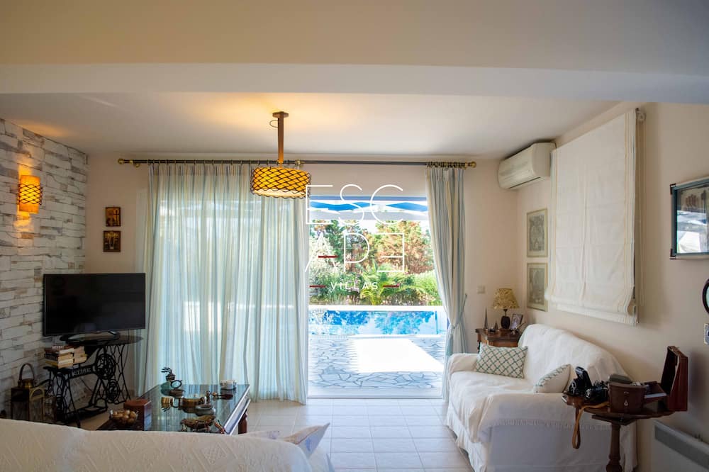 Photo of Bedroom in Plepi