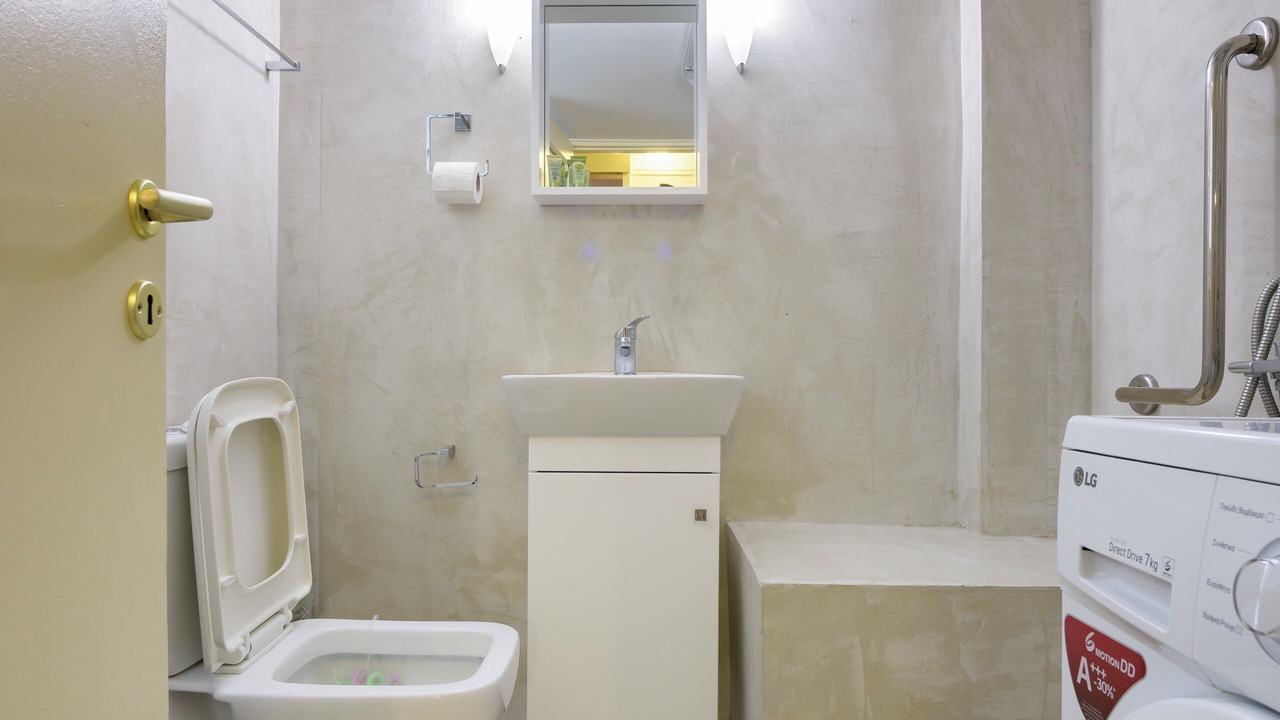 Photo of Bathroom in Ampelokipoi