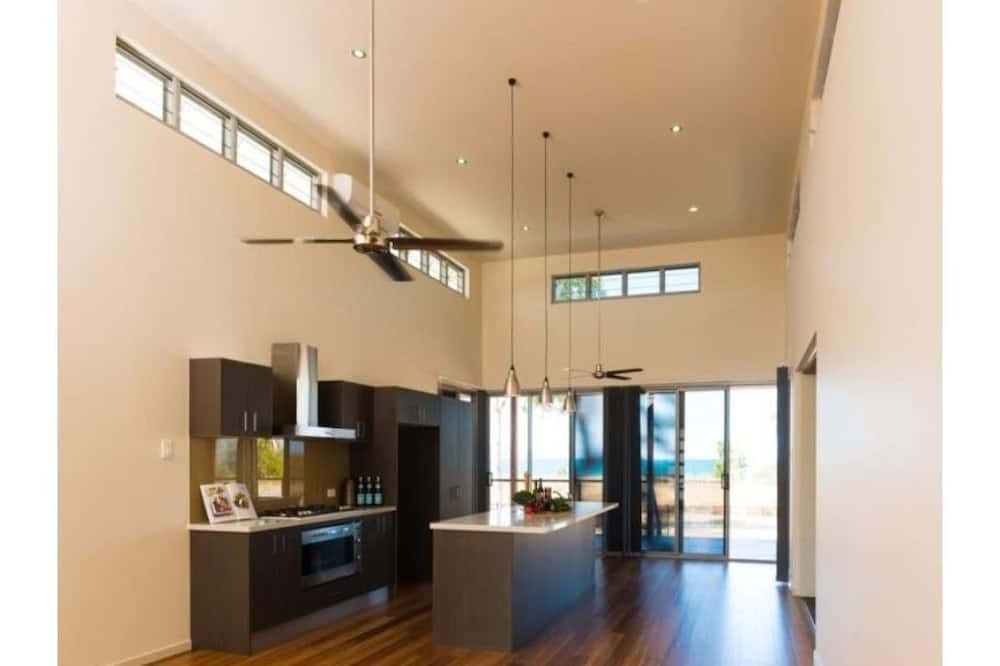 Photo of Livingroom in Midge Point