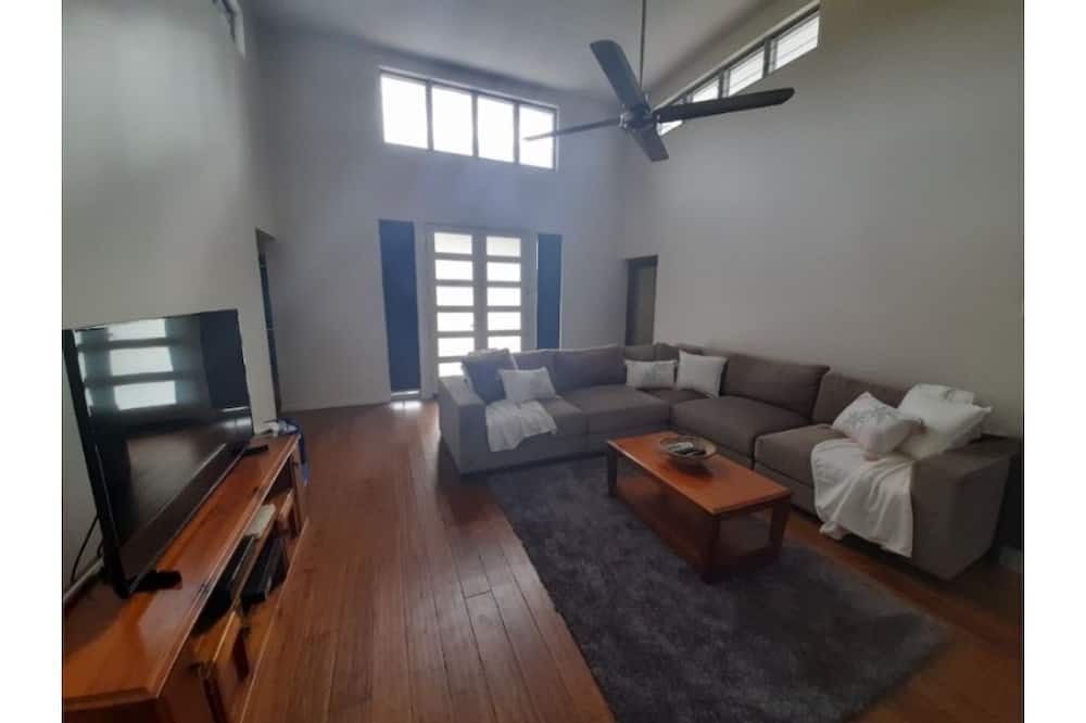 Photo of Livingroom in Midge Point