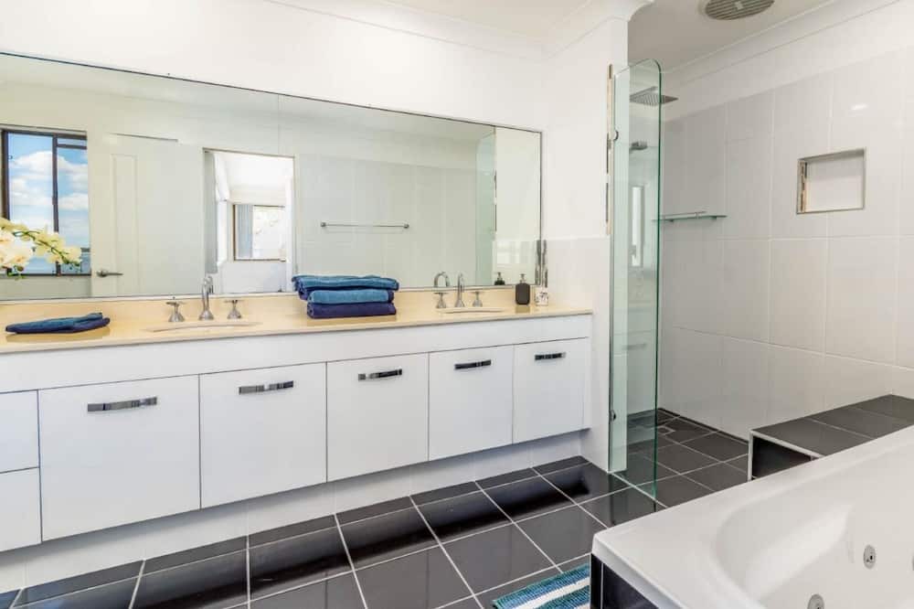 Photo of Bathroom in Sandstone Point