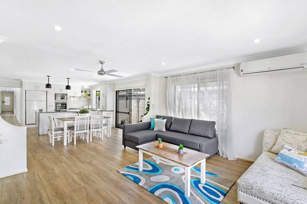 Photo of Livingroom in Broadbeach Waters