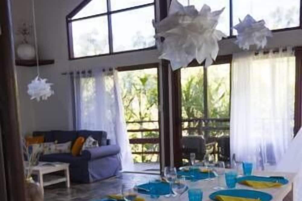 Photo of Livingroom in Mudgeeraba