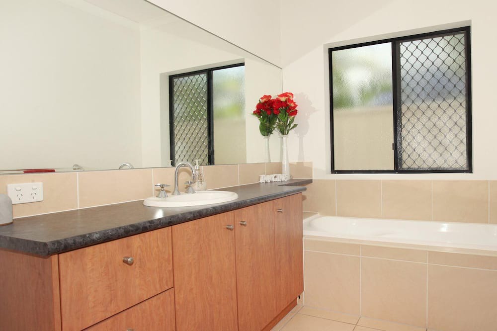 Photo of Bathroom in Parrearra