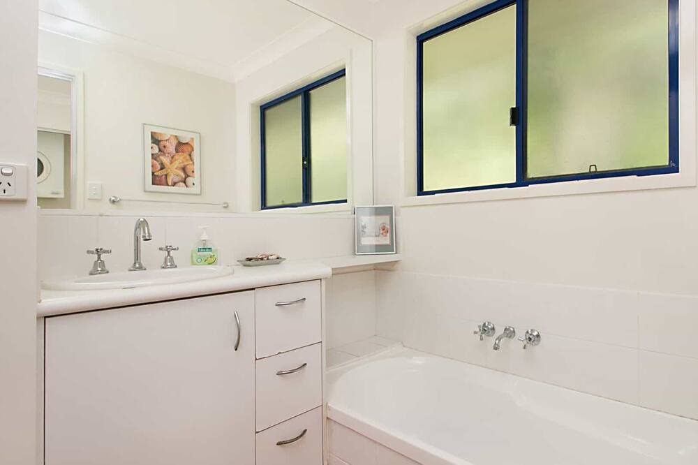 Photo of Bathroom in Currumbin