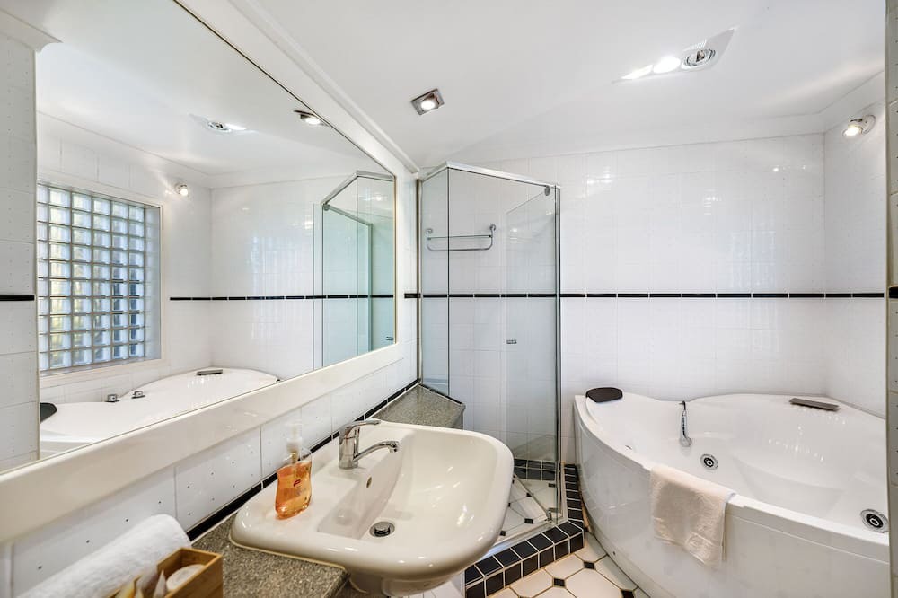 Photo of Bathroom in Advancetown