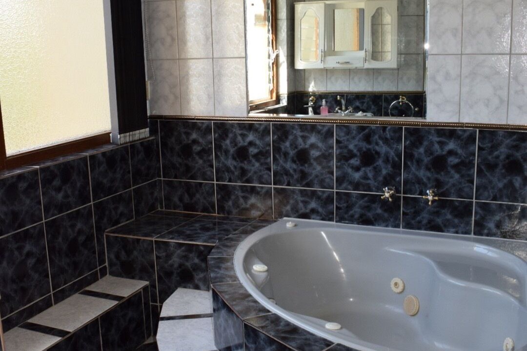 Photo of Bathroom in Oudtshoorn