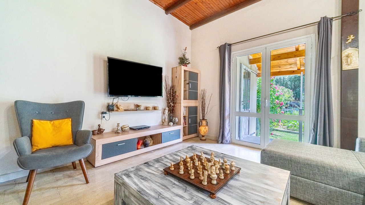Photo of Livingroom in Chlomatiana