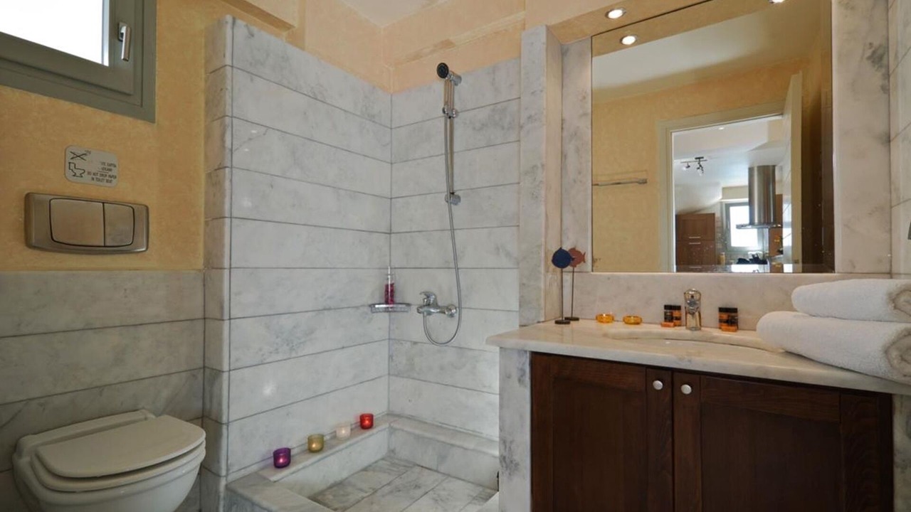 Photo of Bathroom in Longos