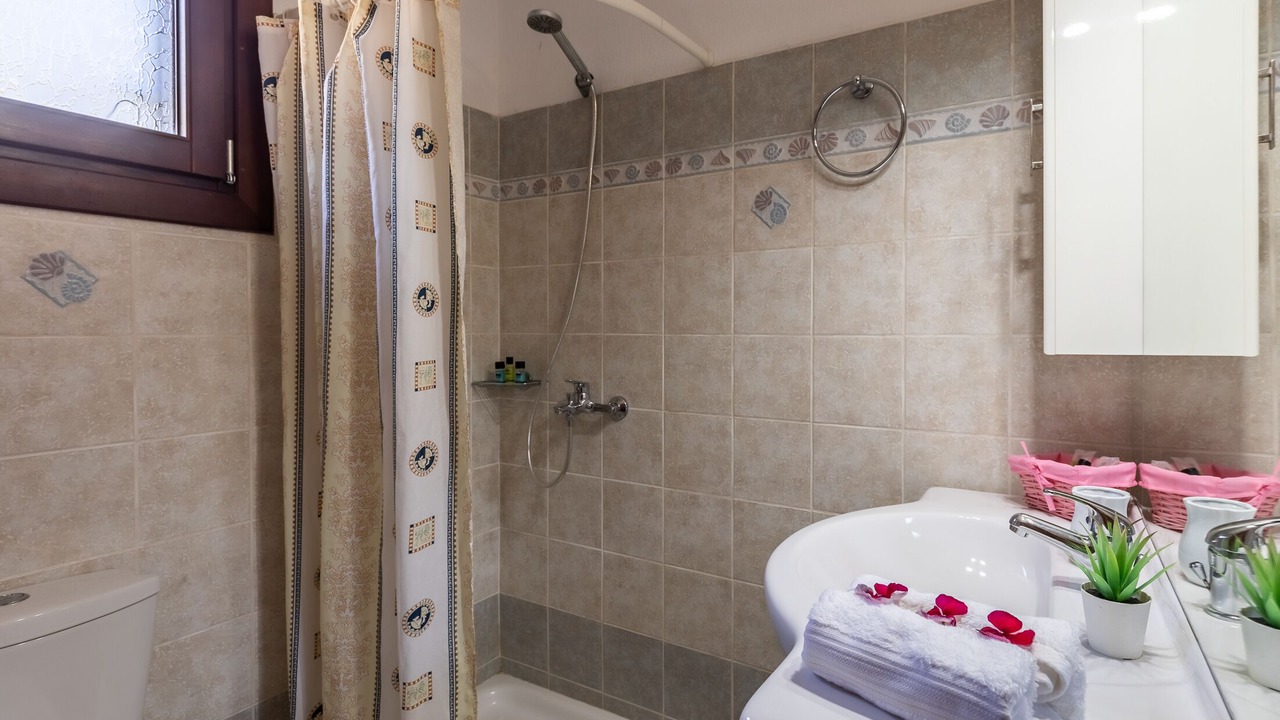 Photo of Bathroom in Glossa