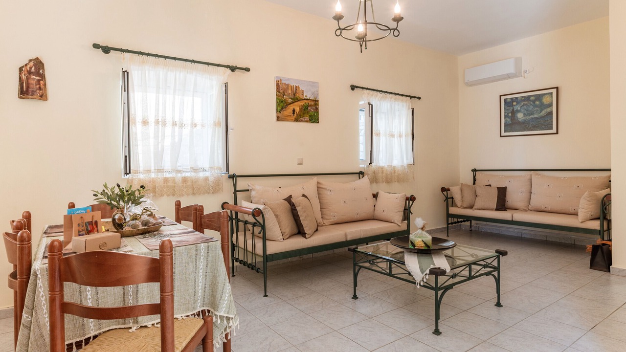Photo of Livingroom in East Mani