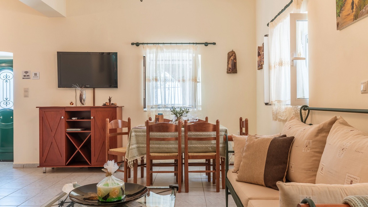 Photo of Livingroom in East Mani