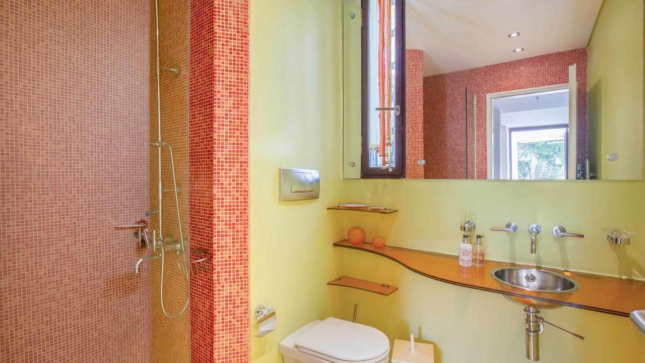 Photo of Bathroom in Saronikos