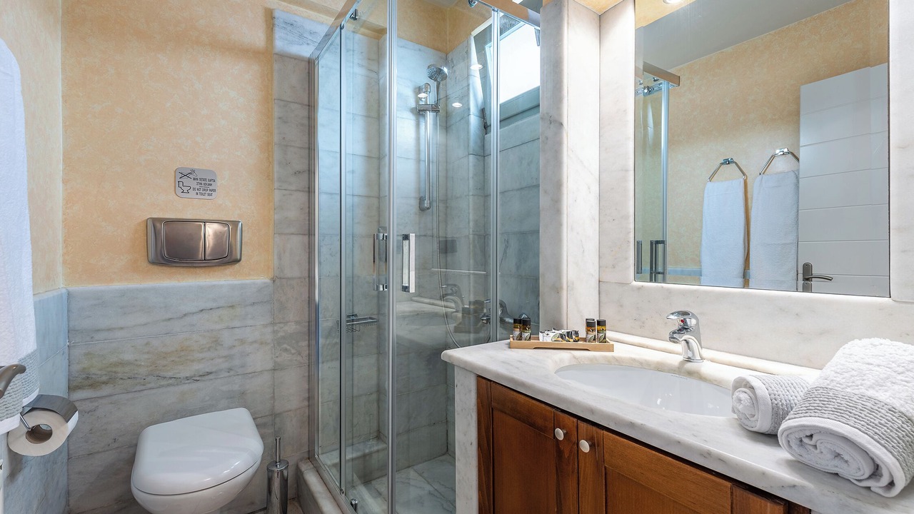 Photo of Bathroom in Longos