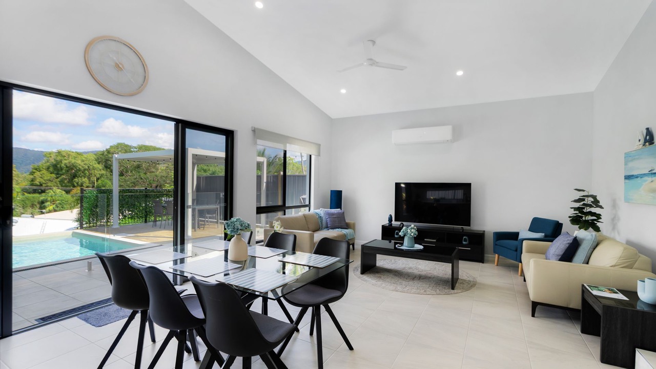 Photo of Livingroom in Trinity Beach