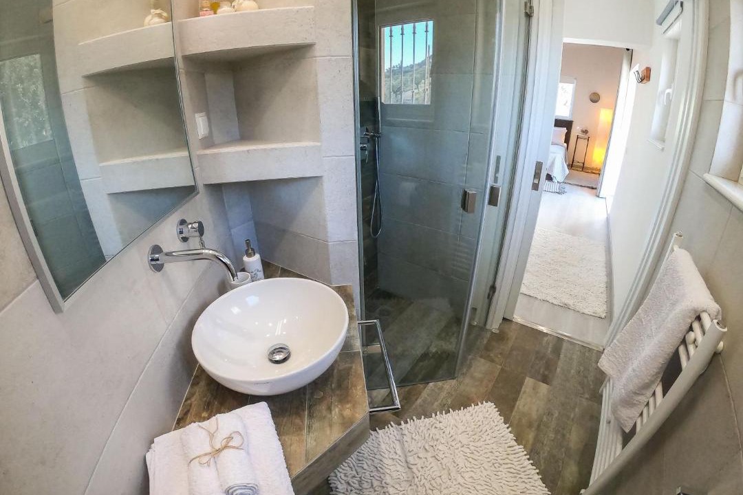 Photo of Bathroom in Diasella