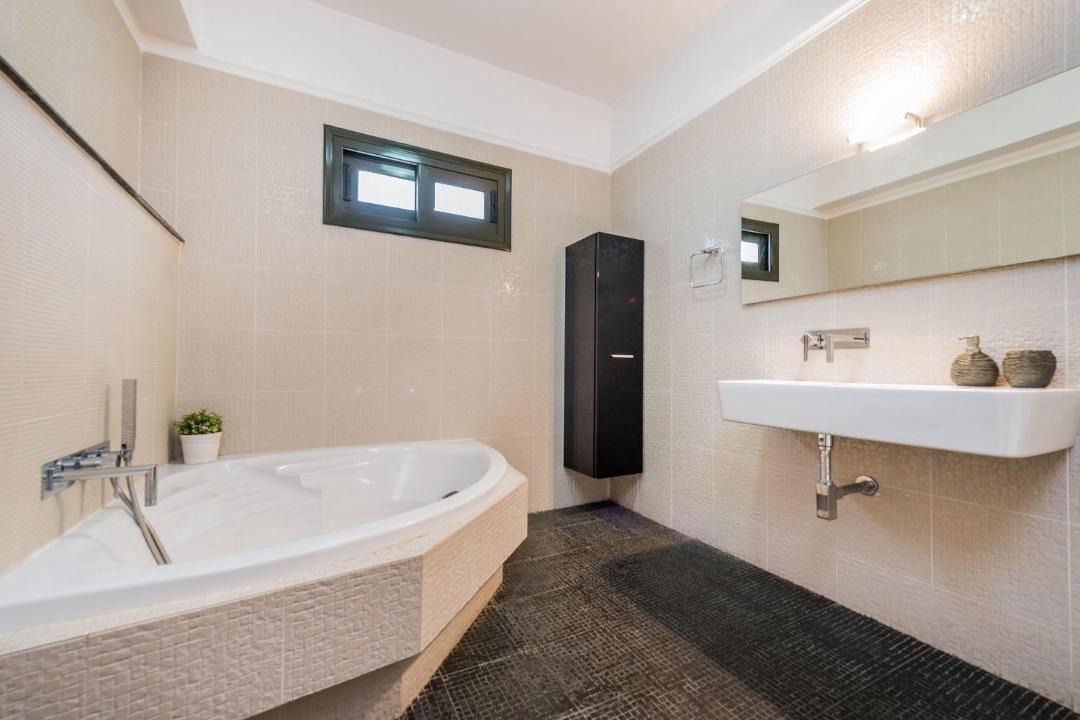 Photo of Bathroom in Neromilos