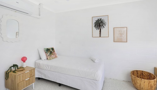 Twin room with shared bathroom