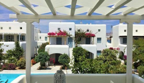 One-Bedroom Apartment with Pool View