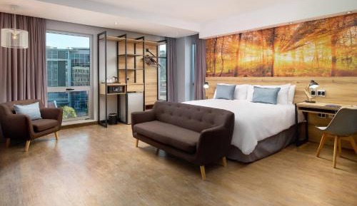 Larger Guest room, 1 King, Piazza view