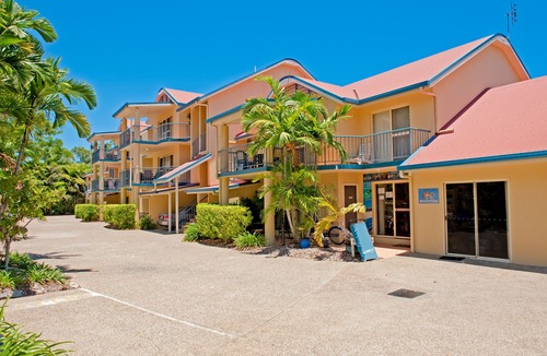 Cannonvale Hotel | at Beach Court Holiday Villas