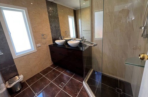 Moorooka House | Massive 5BR Home | Wi-Fi | Netflix | Free Parking