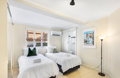 South Brisbane Apartment | European Château/riverside view backyard/2 carpark