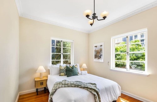 South Brisbane Apartment | European Château/riverside view backyard/2 carpark