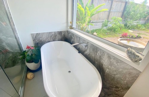 Yandina House | A 'Petite Retreat' perfect for hosting families, friends, or residential retreat