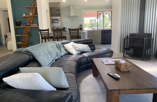 Landsborough House | The Hideaway is a lake house situated on the Ewan Maddock Dam, Glenview.