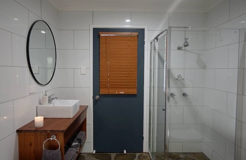 Landsborough House | The Hideaway is a lake house situated on the Ewan Maddock Dam, Glenview.