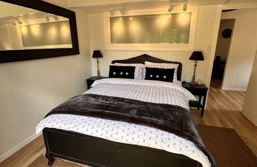 Montville House | Cosy guesthouse nestled on 5 acres of tropical lush landscape in Montville.
