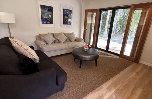 Montville House | Cosy guesthouse nestled on 5 acres of tropical lush landscape in Montville.