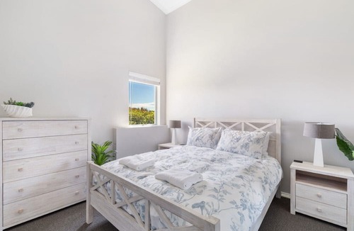 Castaways Beach Apartment | Penthouse with Ocean Views, Castaways Beach
