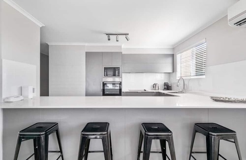 Castaways Beach Apartment | Penthouse with Ocean Views, Castaways Beach