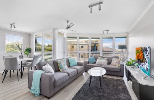 Castaways Beach Apartment | Penthouse with Ocean Views, Castaways Beach